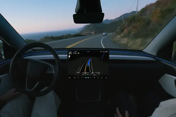 Chế độ lái "Mad Max" của Tesla đã trở lại và nó đã bẻ cong các quy tắc giao thông